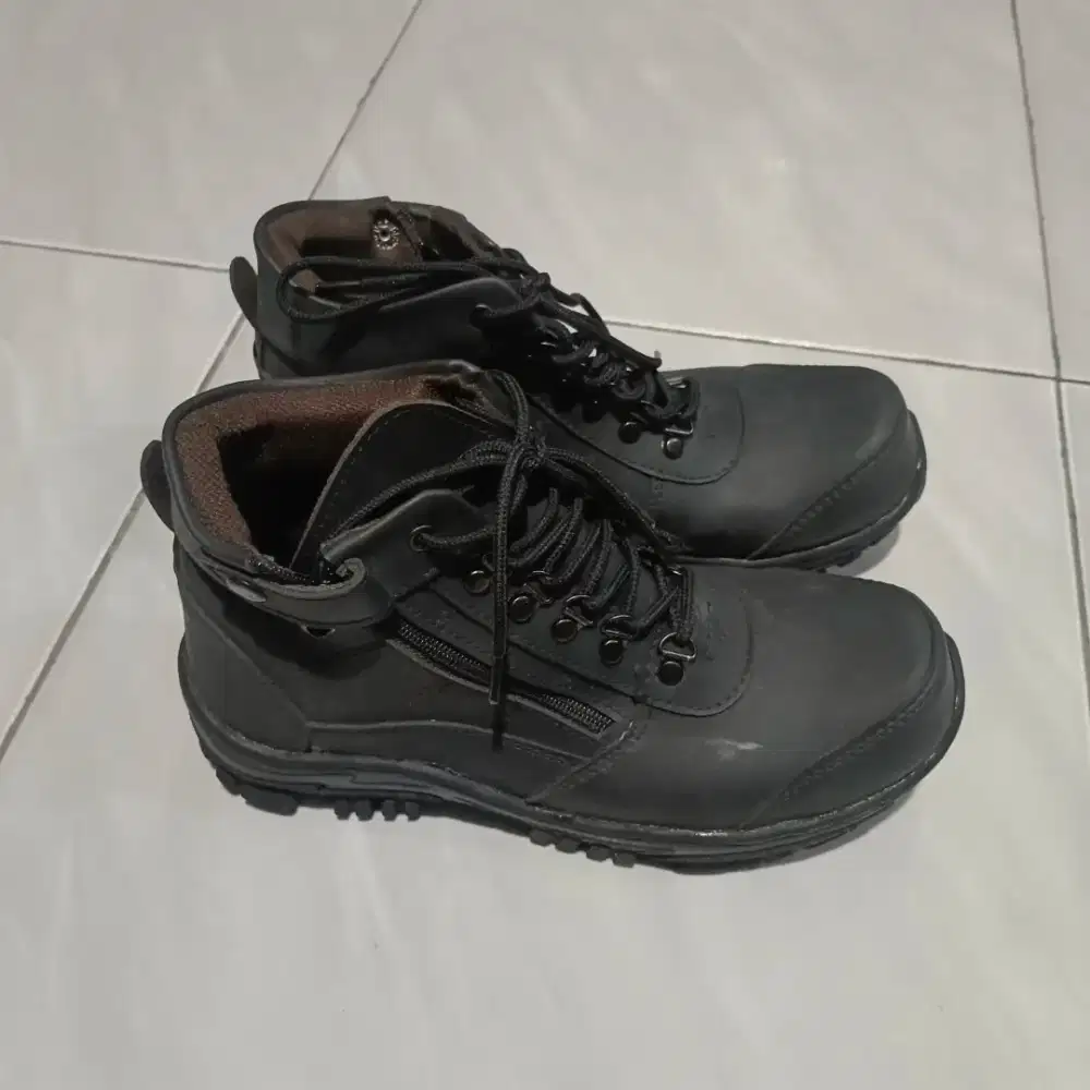 Sepatu gunung merk revolver masih baru