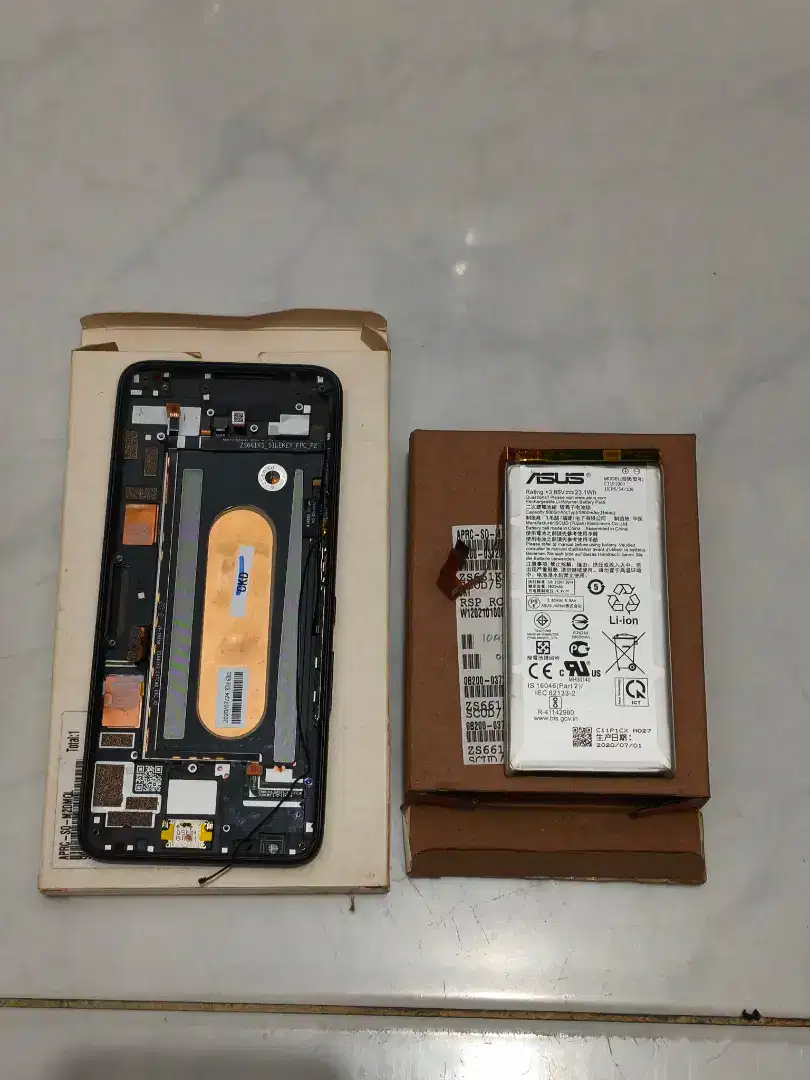 LCD (pecah) dan Batere (masih bagus) Asus ROG 3