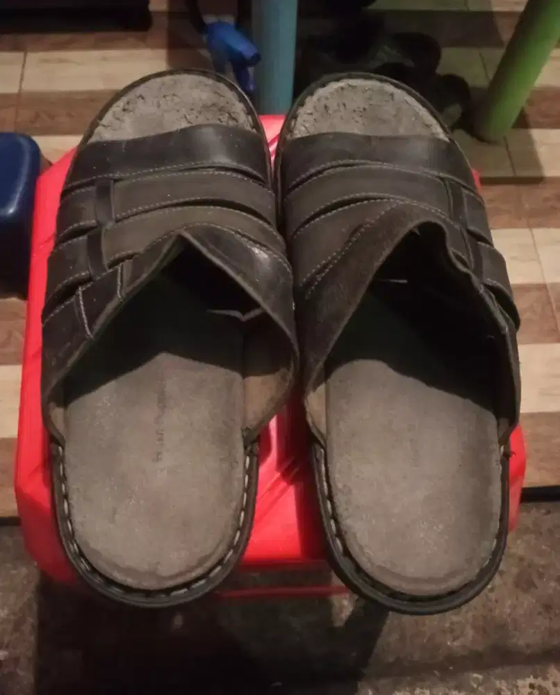 Sendal kulit laki-laki