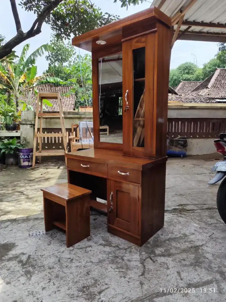 Meja rias , cermin cantik