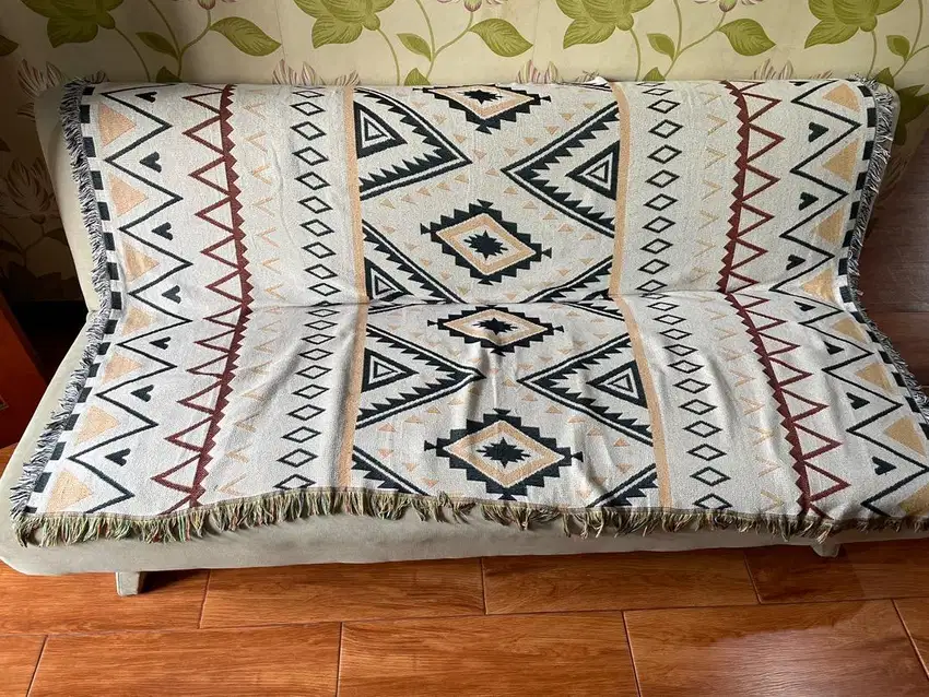 Kursi sofa panjang informa