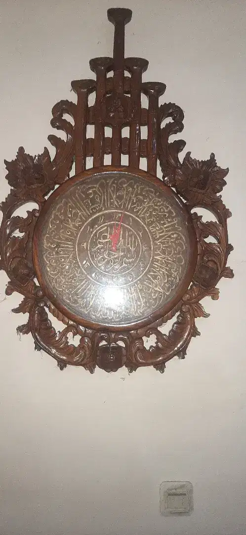 Jam dinding ukir kayu jati.