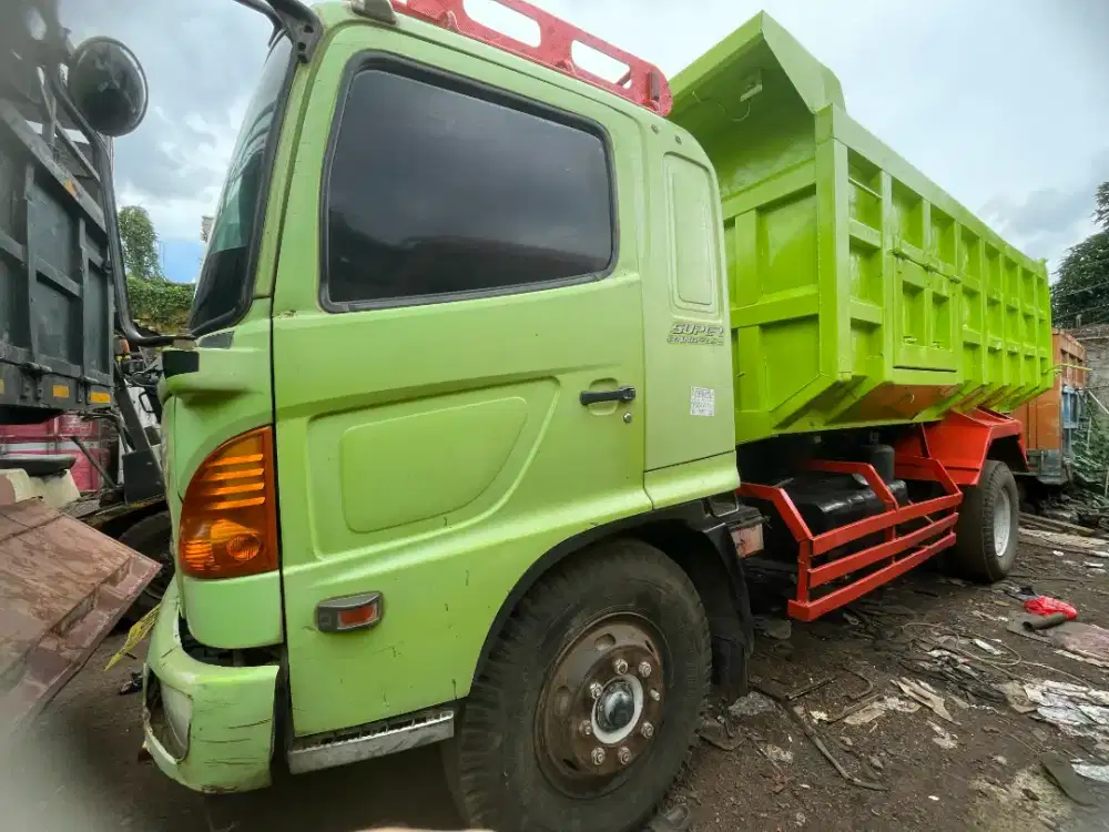 Hino FG 235 JP engkel 6 roda dumptruk tahun 2013 original
