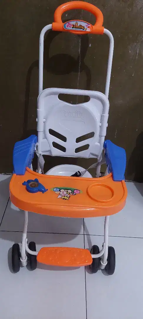 Kursi makan dorong anak
