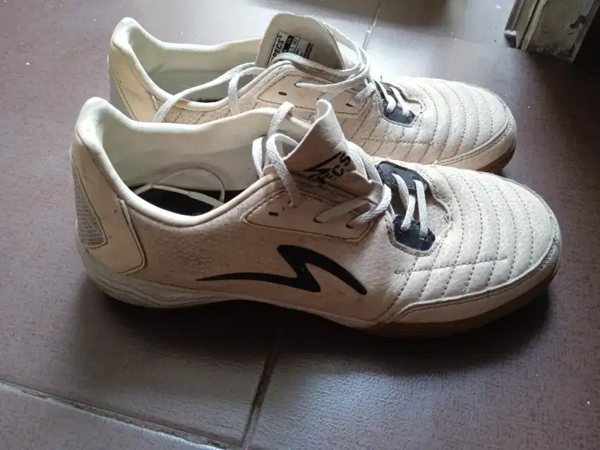 Sepatu Futsal SPECS Metasala Nativ 2 In Marshmallow