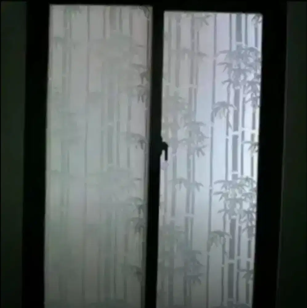 Cara menggunakan stiker sanblas kaca film tiben gelap buat kaca kantor