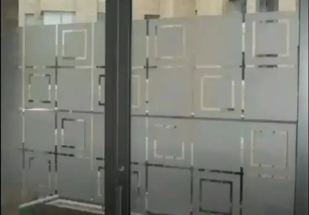 Dengan stiker sanblas kaca film dpt merubah kantor kaca lebih klasik