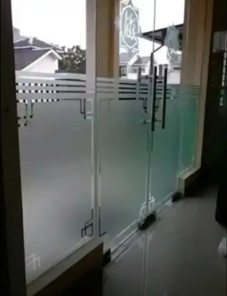 Bberapa stikerkaca yg digunakn utkkantor yakni stiker sanblaskaca film