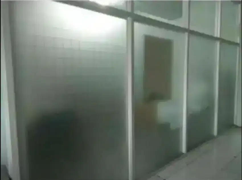 Ruangan kantor yg terkena panas uv pasang stiker sanblas kaca film