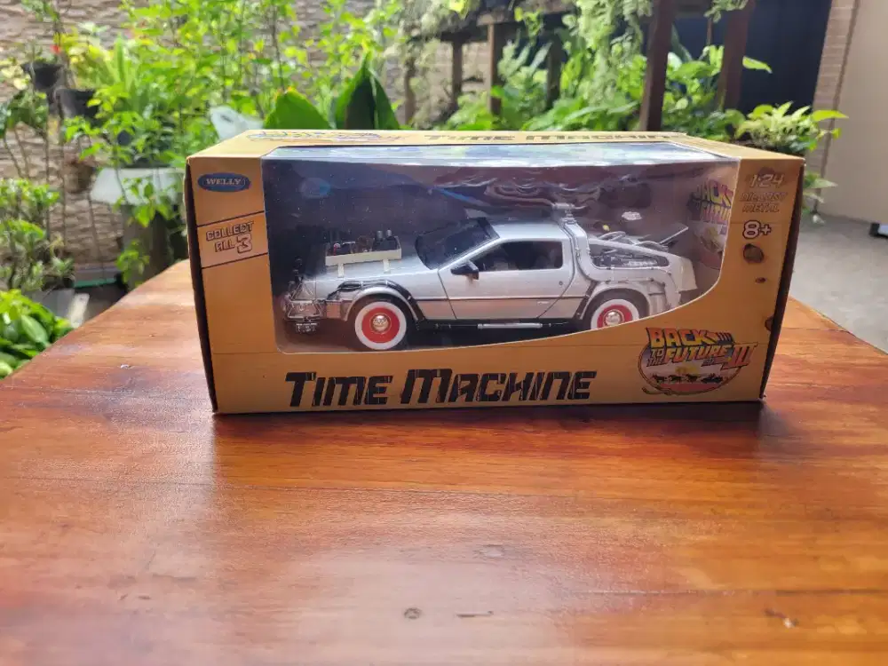 DELOREAN TIME MACHINE III BACK TO THE FUTURE 1:24