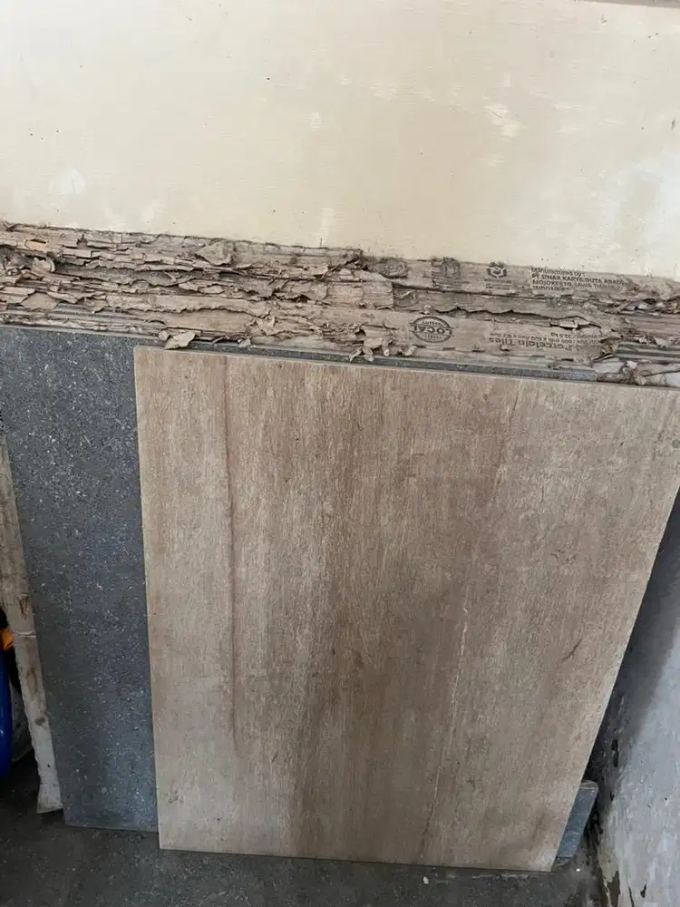 Dijual granit 60 x 60 tekstur sedikit kasar