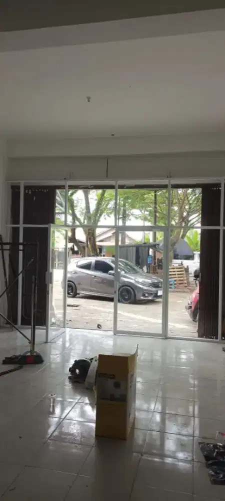 Bikin partisi kaca almanium