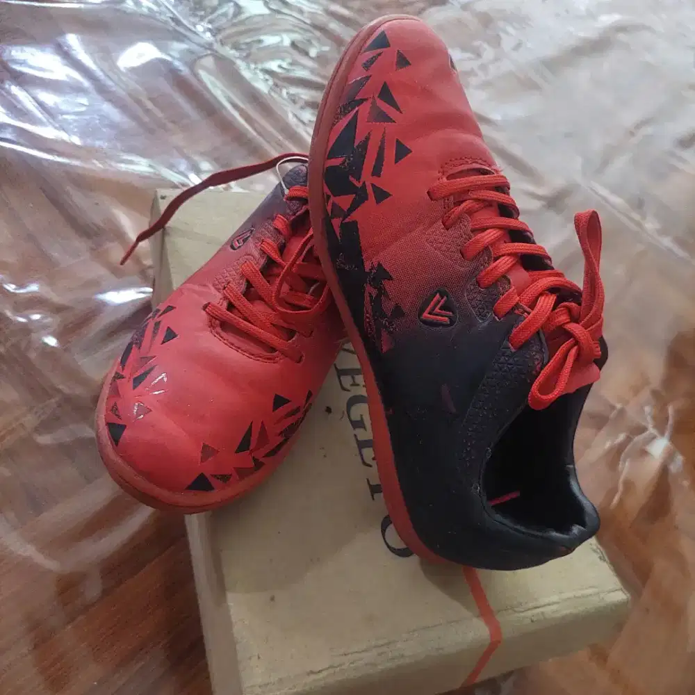 Sepatu futsal dan sepatu pantofel