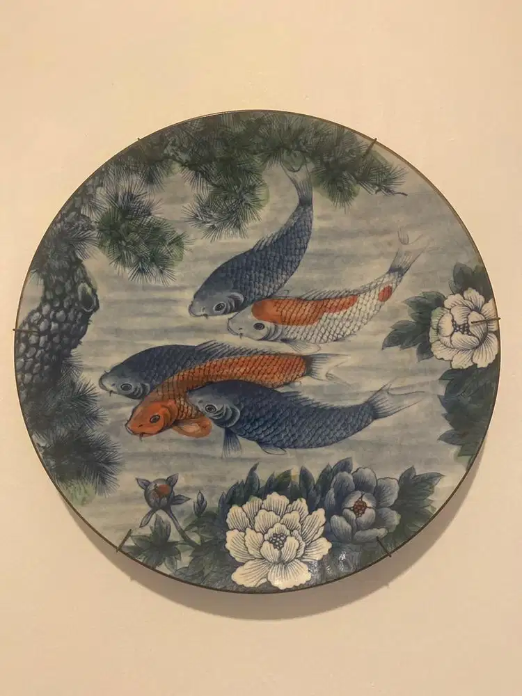 Piring pajangan motif ikan koi