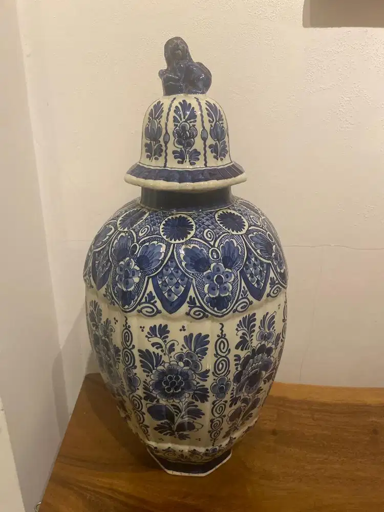 Guci delf belanda handprinted