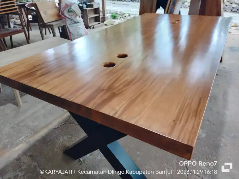 Meja meeting minimalis