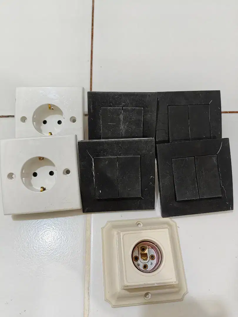 Sakral lampu dan steker listrik masih bagus normal