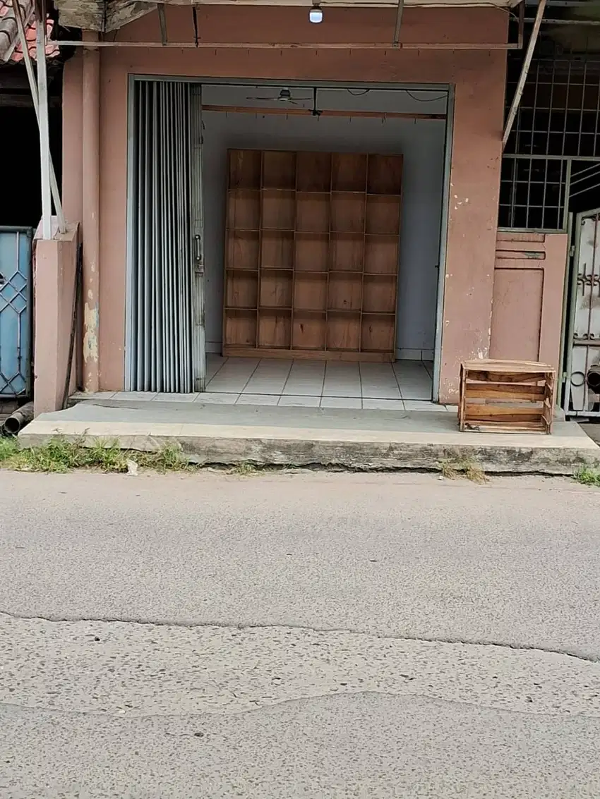 Rak laundry size 1.6 x 0.5 x 2 mtr, kuat. Kios nya  dikontrakan,