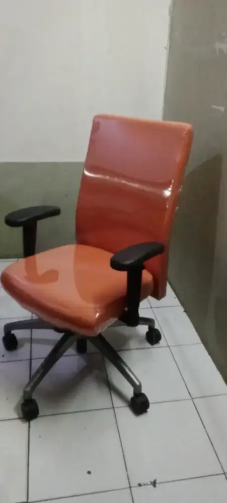 Kursi kantor menejer naik turun