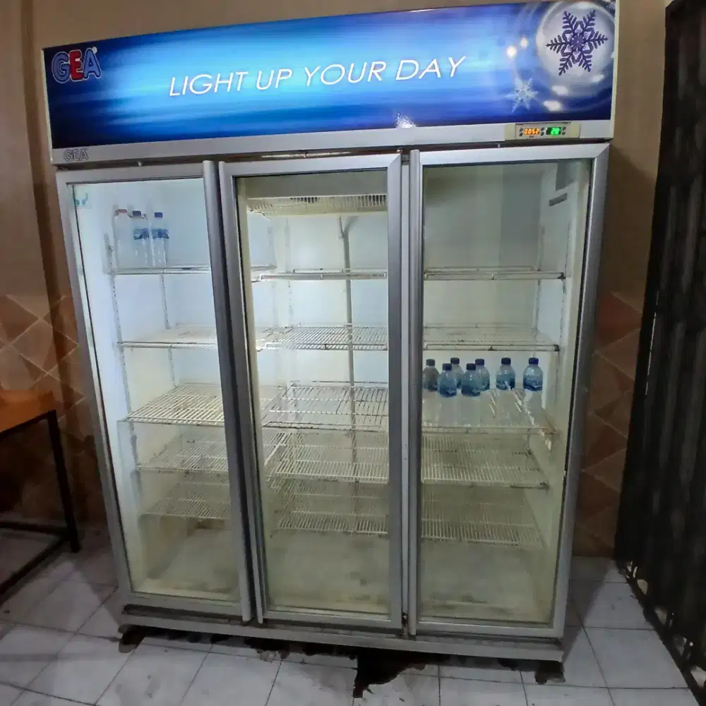 Showcase Bekas GEA 3 pintu Kapasitas 1500 lt Siap Pakai buat Usaha