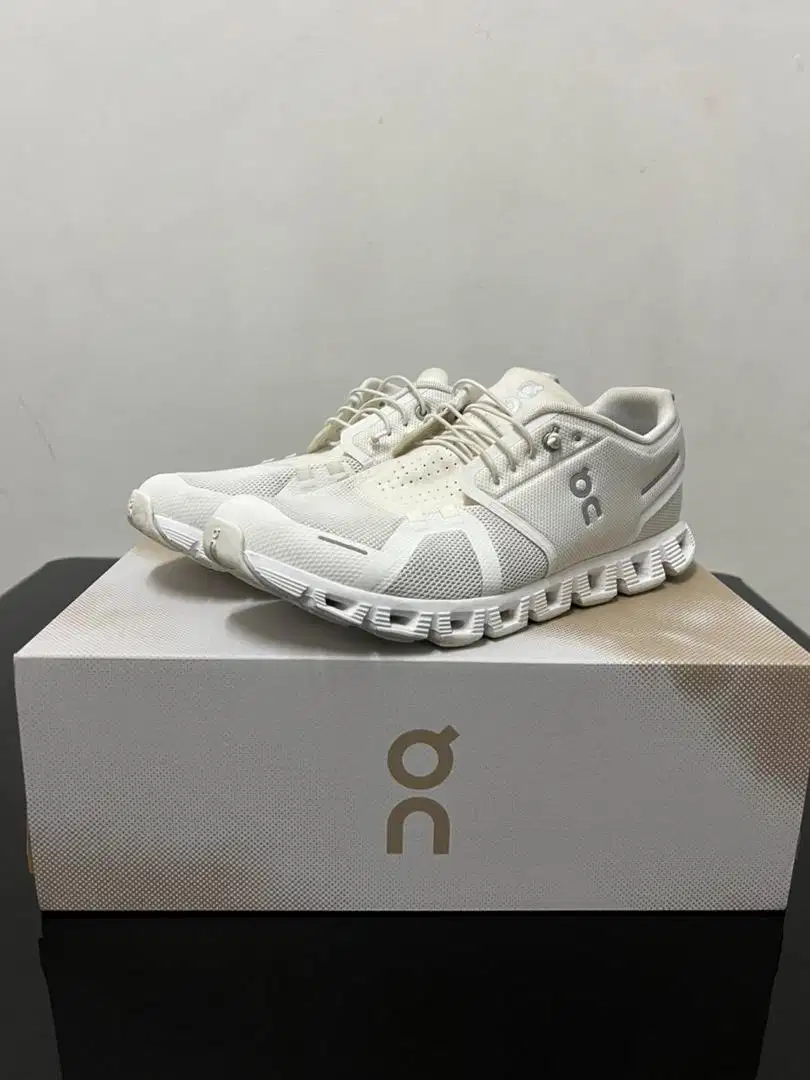 Sepatu on running on cloud 5