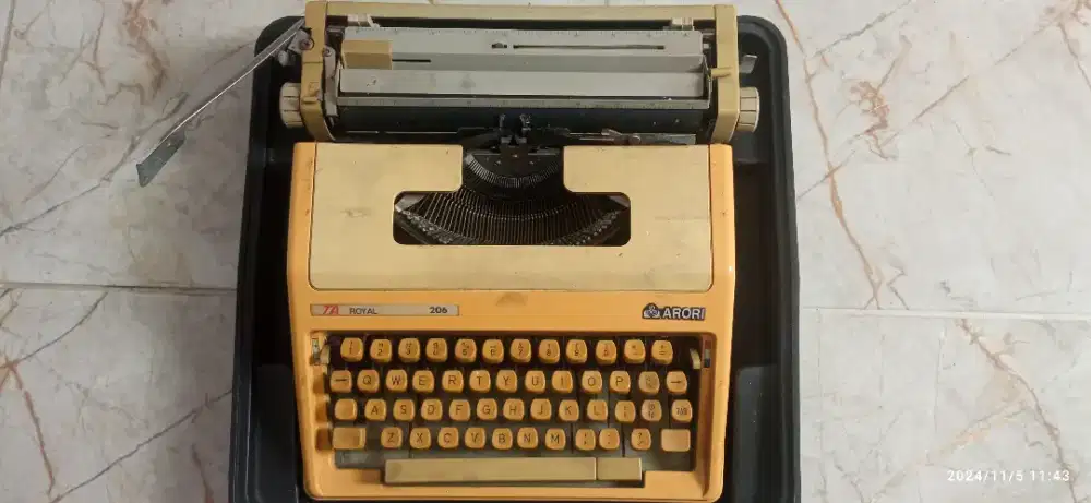 Mesin Ketik Arori Royal 206