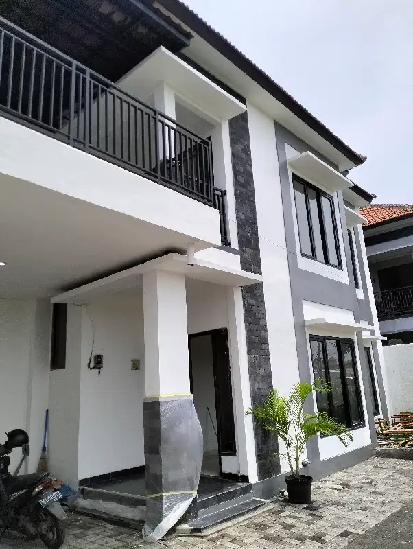 RUMAH MINIMALIS DEKAT SEMINYAK DAN IMAM BONJOL GARASI 2 MOBIL