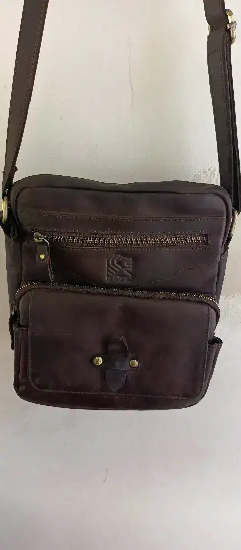 Tas selempang kulit asli merk Reven