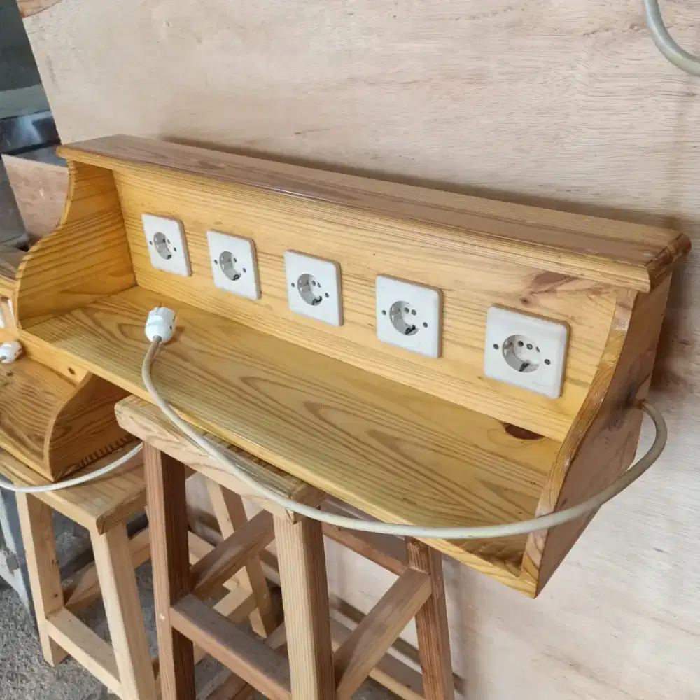 Meja colokan serbaguna