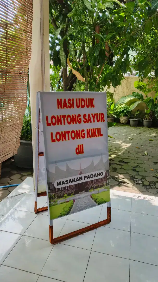Bikin jagrak kayu standing banner murah mmt spanduk segitiga hemat cpt