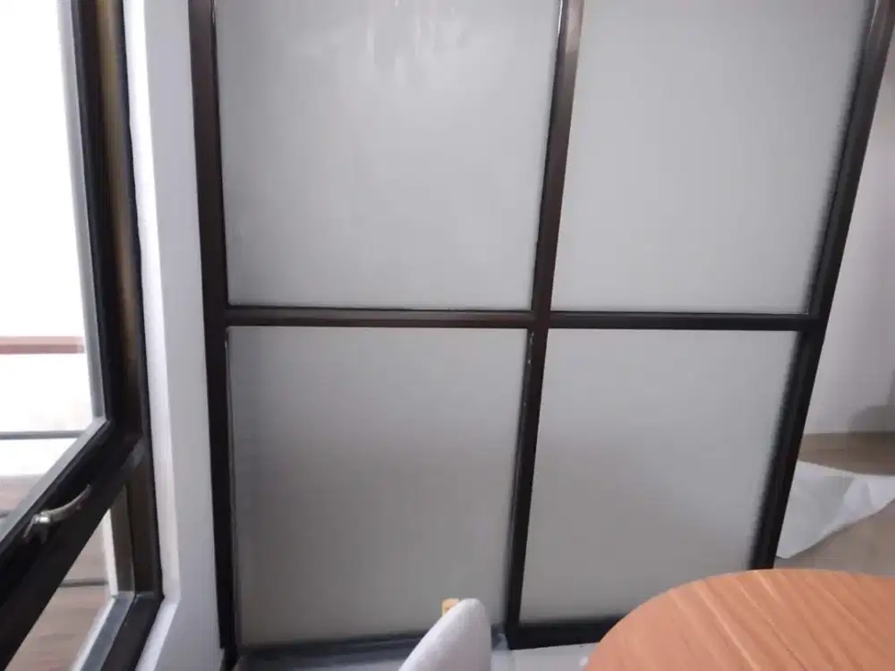 Mengganti stiker sanblas kaca film yg lama dgn yang baru untuk kantor