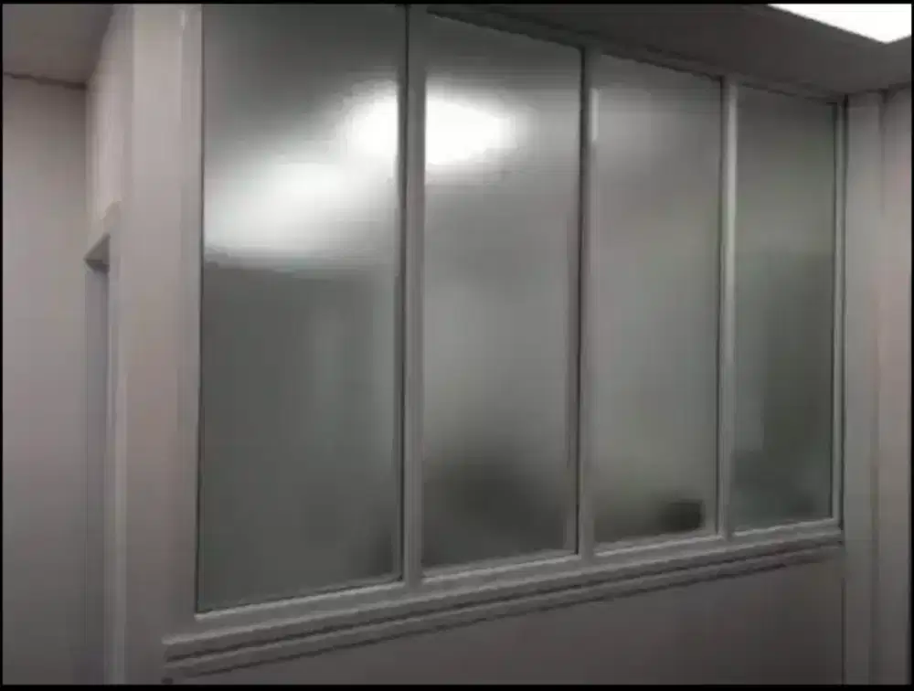 Lindungi ruangan kantor dengan stiker sanblas kaca film