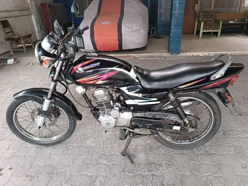 MEGAPRO 2004 HITAM