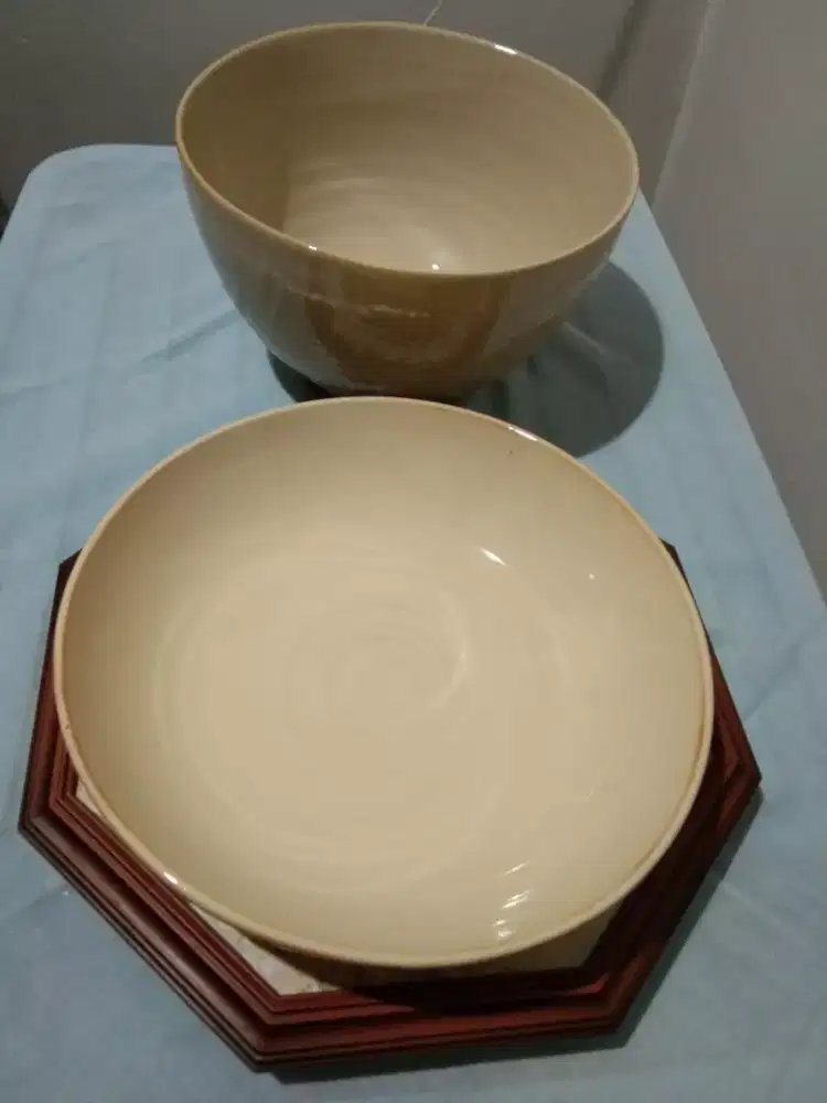 Sepasang mangkok polos