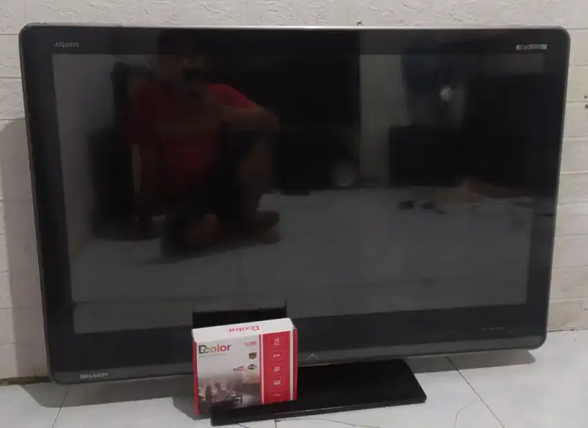 LED Sharp 40 in normal, minus garis sehelai rambut tidak ngaruh.