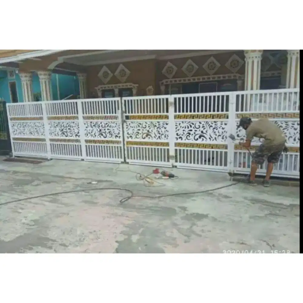 Pintu gerbang cating laser