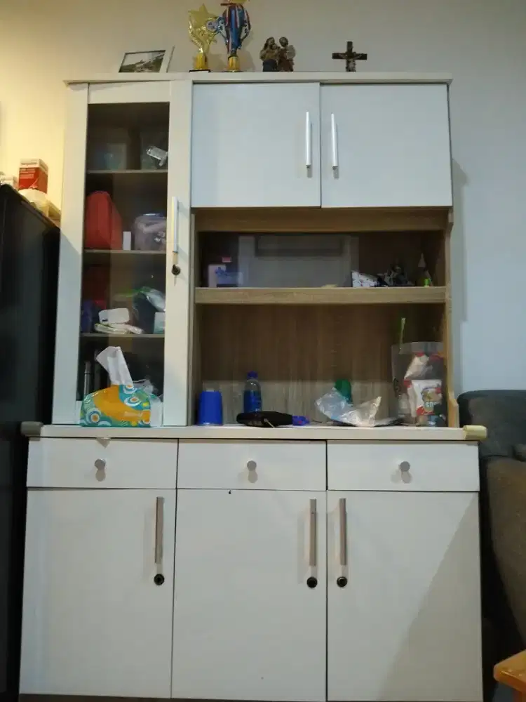 Lemari dapur putih