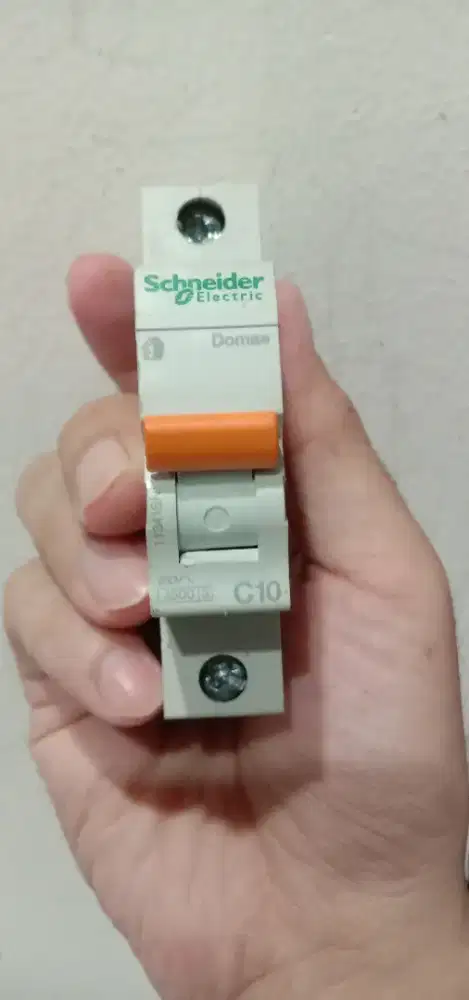 MCB 10A Schneider Bekas