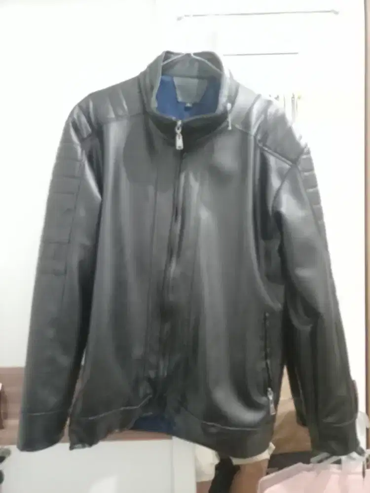 Jaket warna hitam