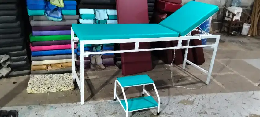 Bed periksa pasien besi