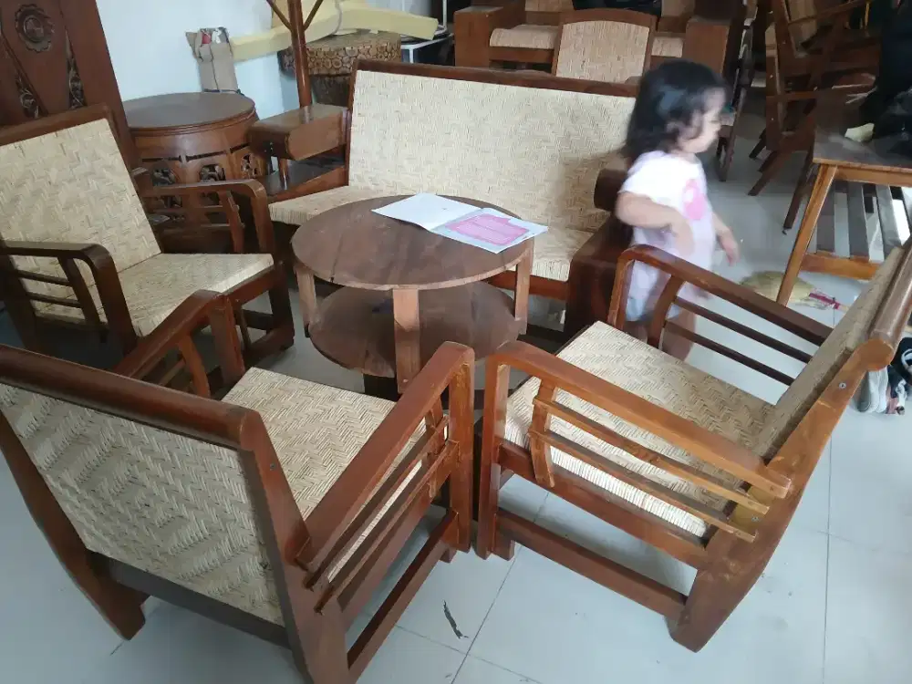 Kursi Sedan Sirip Rotan Antik