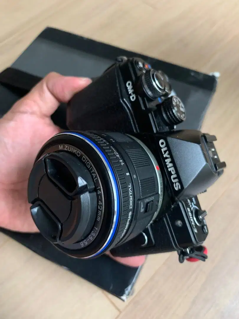 Kamera Mirrorless MFT Olympus OMD EM10 mark II  dan lensa fullset