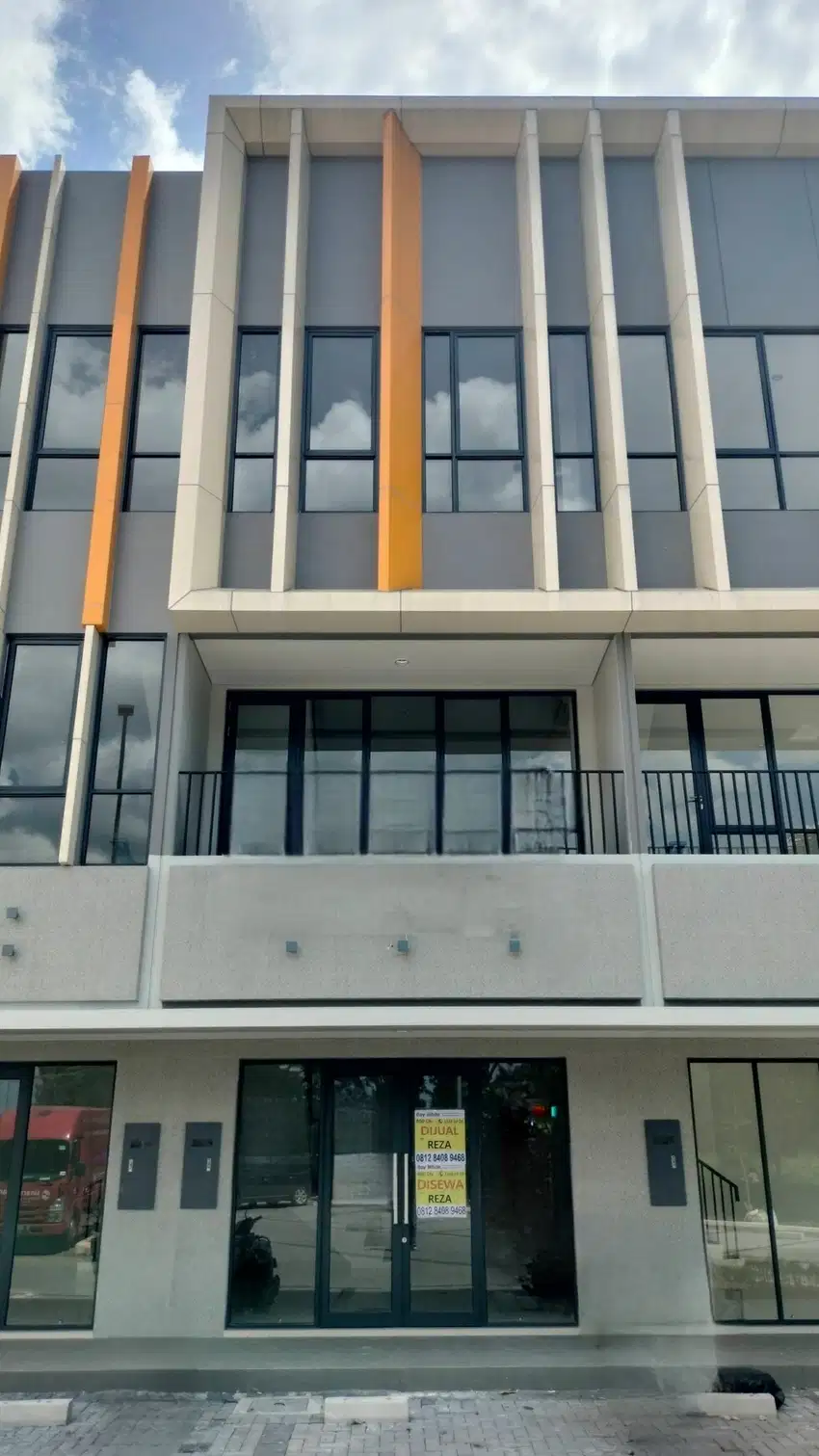 Hot Rent. Ruko bagus the Loop BSD, depan jl raya.