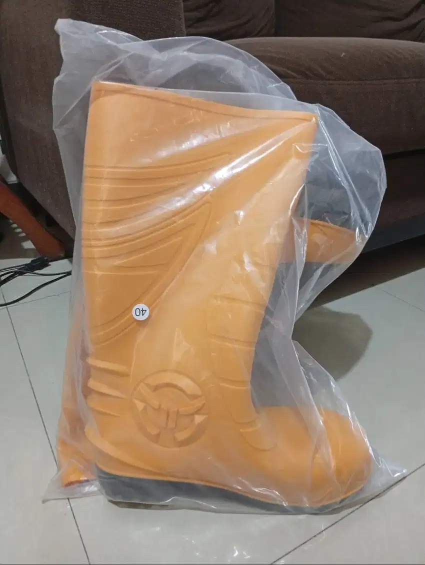 Sepatu Bot Kuning PDL