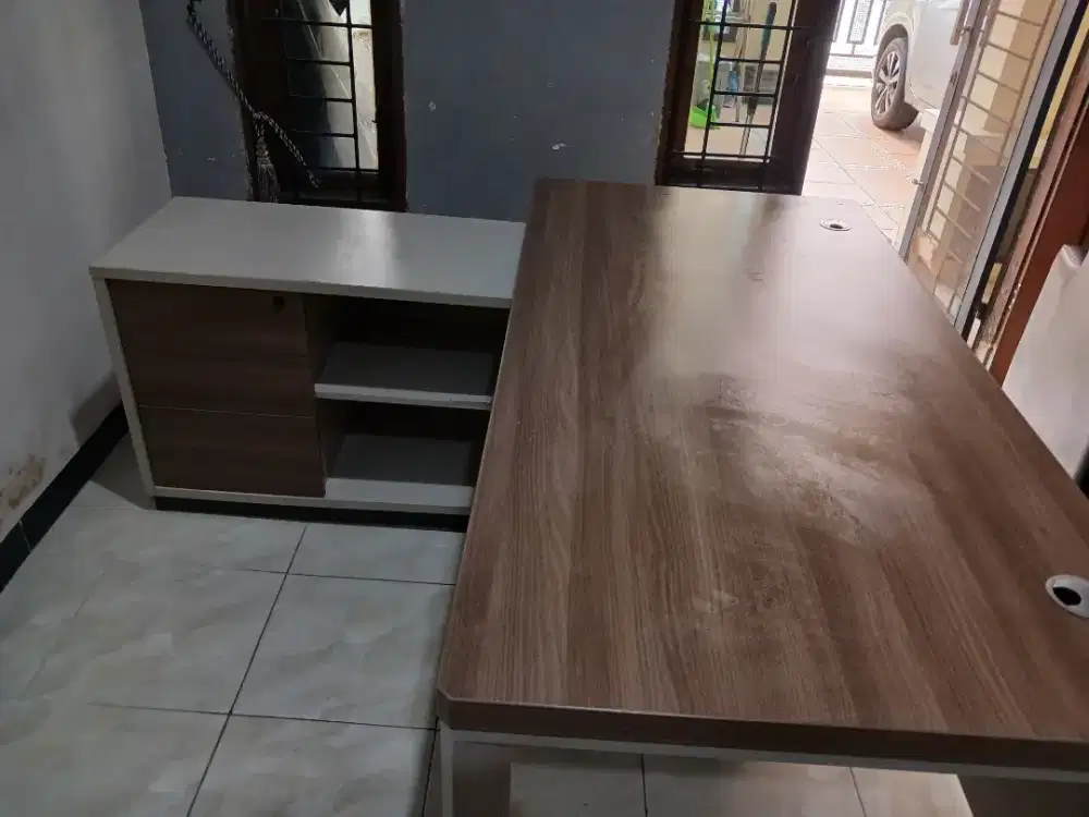 Meja kerja masih bangus