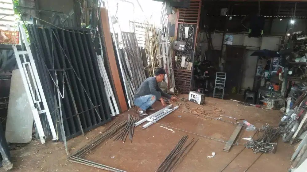Bengkel Las  murah bersahabat  PORIS mengerjakan pintu pagar