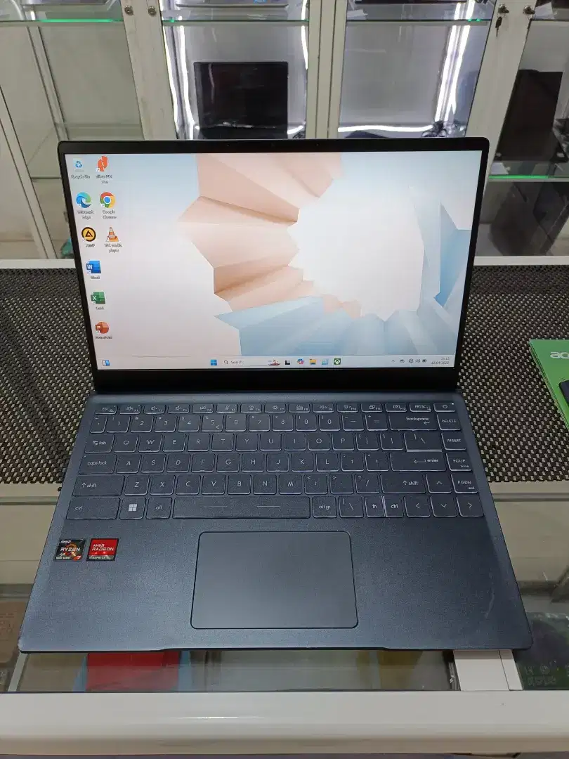 MSI Modern 14 2021
Processor : AMD Ryzen 7 5700U cocok untuk semua