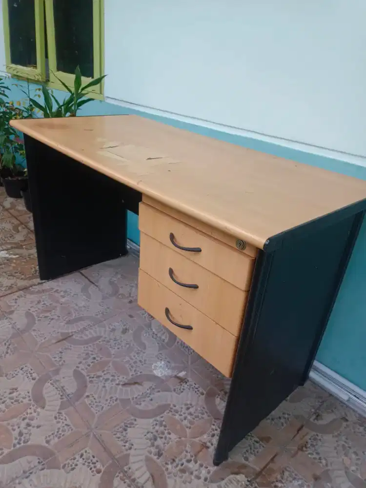 Meja kerja kasir kayu