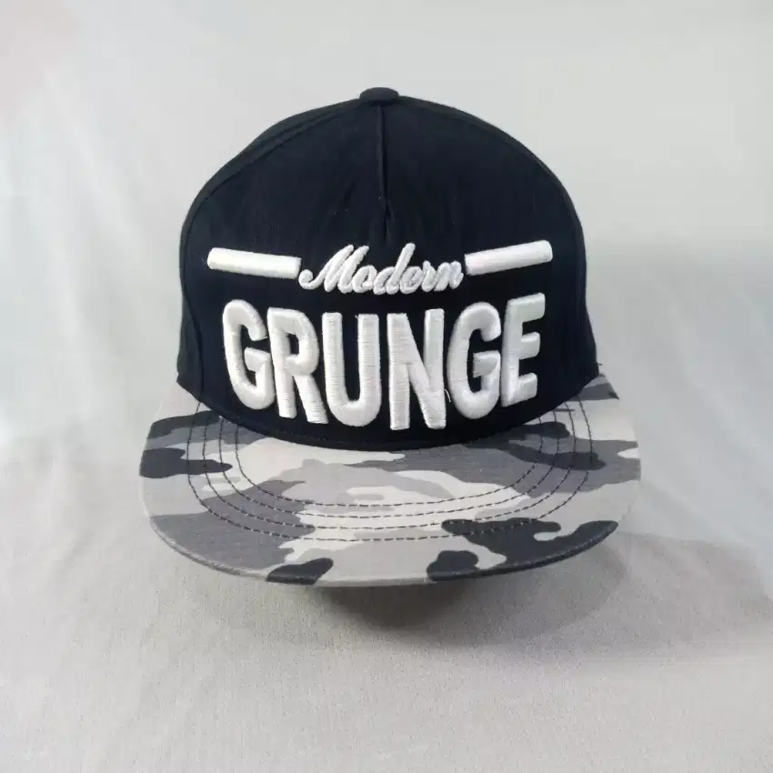 Topi Snapback Modern Grunge AOP Camo Visor UGIZ Brand Original