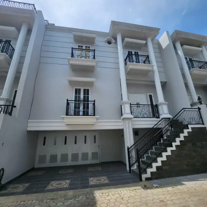 Rumah lux 3 Lantai di daerah Jagakarsa, Ragunan